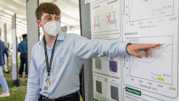 At Argonne’s 2022 Learning on the Lawn event, SULI intern and Student STEM Ambassador Justin Griffith presented his research on how to improve the energy efficiency in buildings with smart window films. (Image by Argonne Institutional Partnerships.)